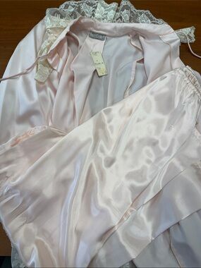 Luxurious Lace-Trim Satin Robe in Blush Pink